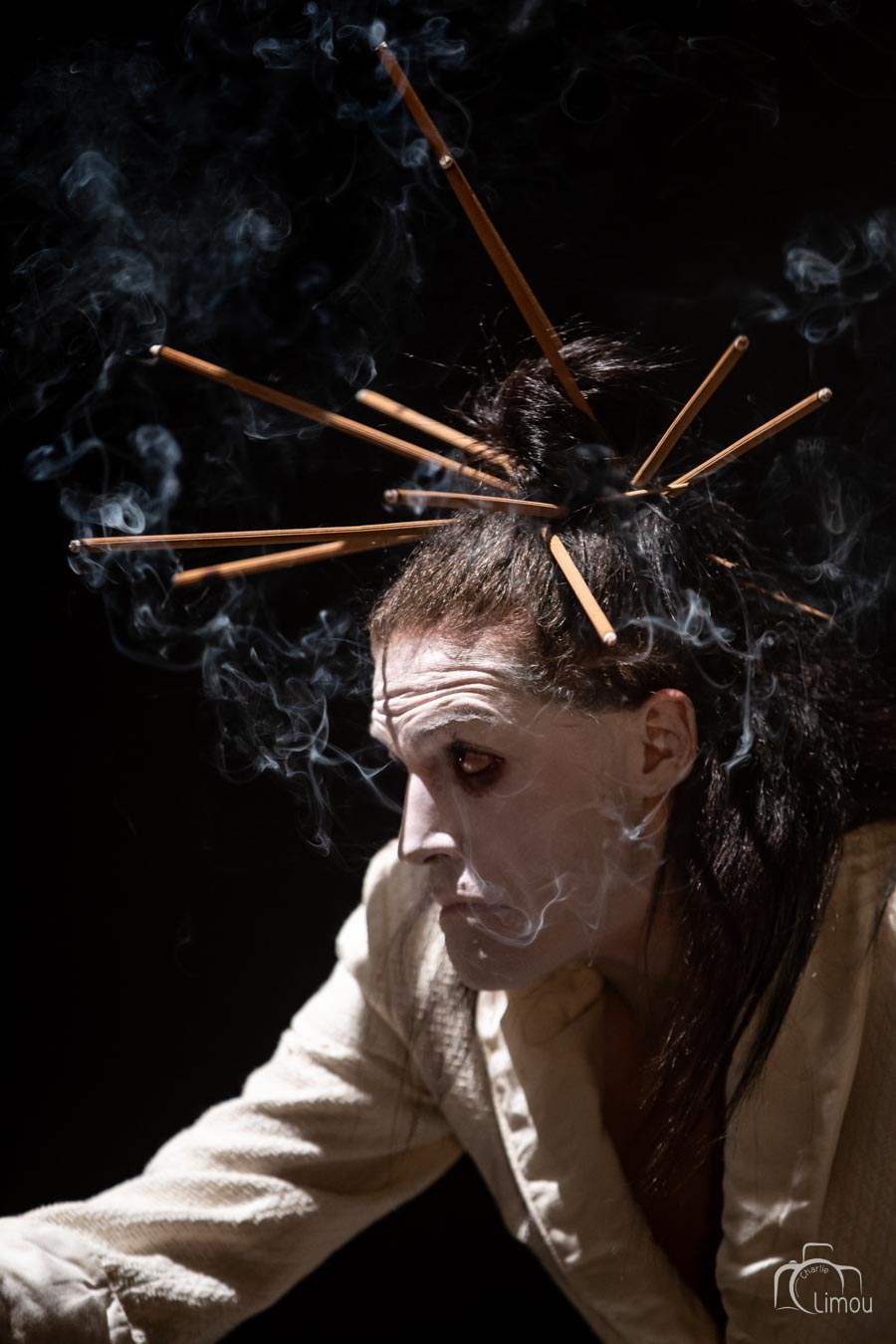 Il s’agit d’un spectacle queer, ou cabaret drag queen, représenté par le cabaret de la DRAG lors du festival Escales Curieuses. Un show mêlant performance artistique, chansons et humour. Photographie de Charlie Limou, photographe à Rennes, ille et Vilaine, Bretagne.